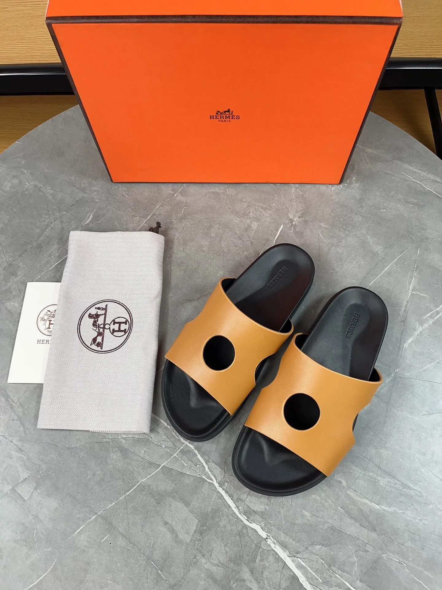 p400🐮🐮H family classic (couple style) Hermes Hermes spring and summer sandals series! Classic style, always popular slippers - sandals, great with any combination! ! ! Upper: imported PU inner lining: imported mixed sheepskin Outsole: Tpu non-slip and wear-resistant outsole Female size: 35-40 (customized at 41) Male size: 39-45 (customized at 39.45)